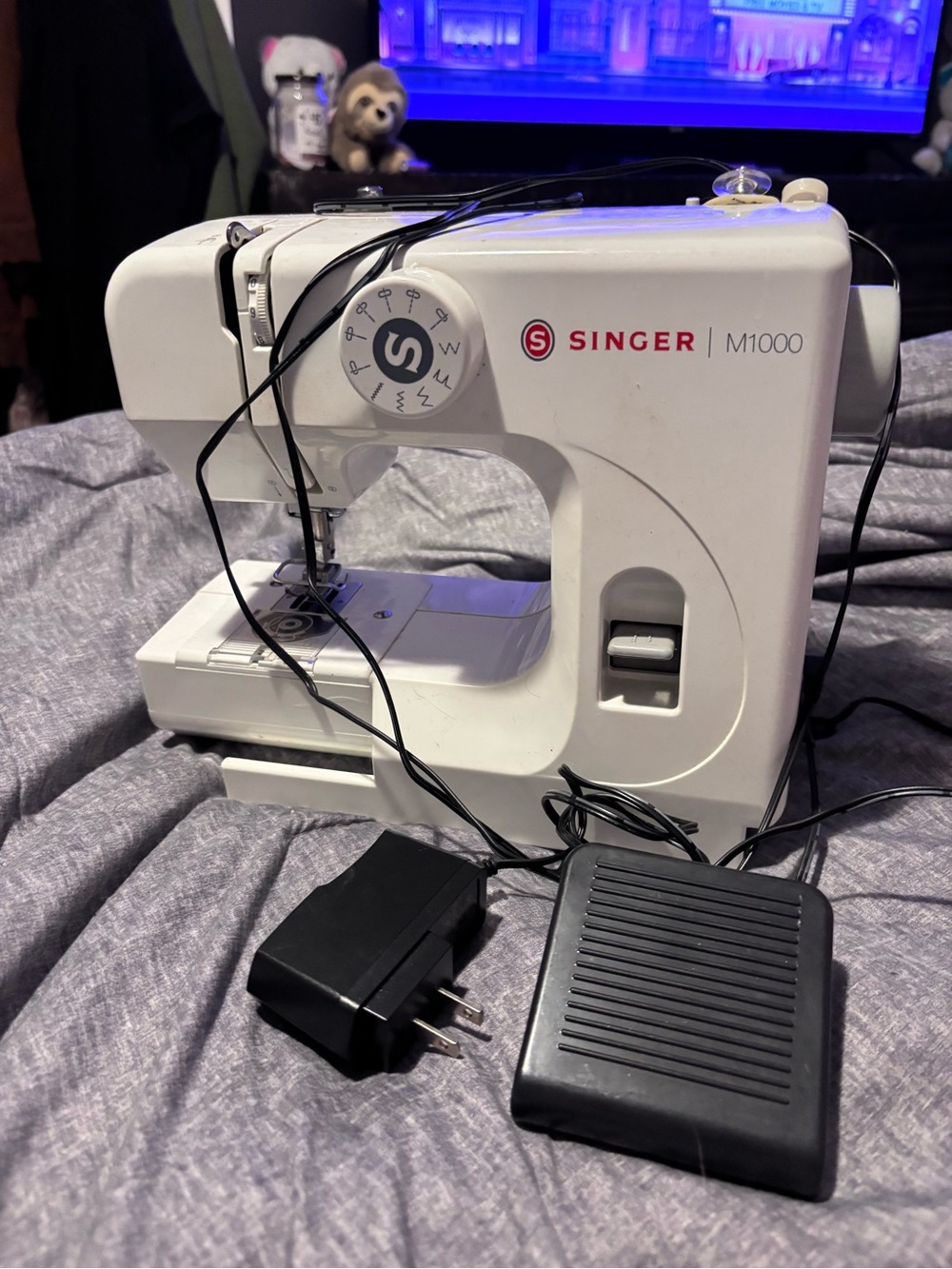 Singer M1000 Compact White Sewing Machine